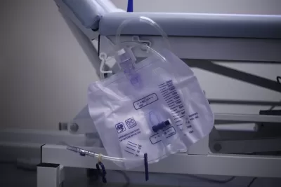 Pungă de urină / drenaj în sistem închis, 2 – 14 l, cu valvă antireflux